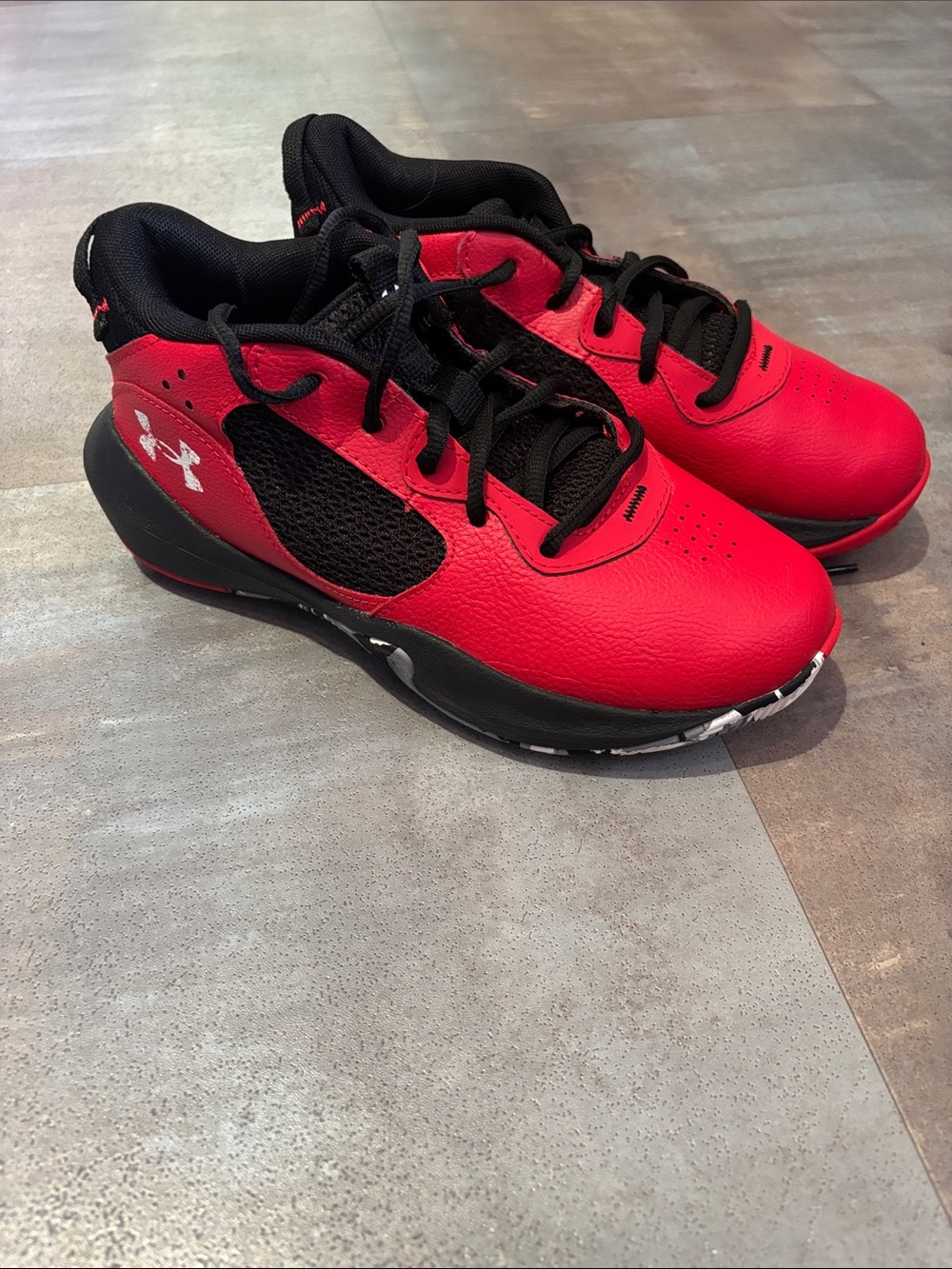 Under Armour Size 3 Kids Red and Black Low-Top Basketball Sneakers